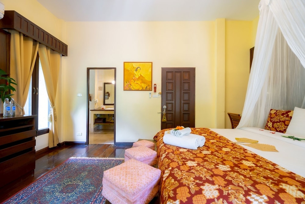 Villa, 3 King Beds, Pool View, Pool Side
