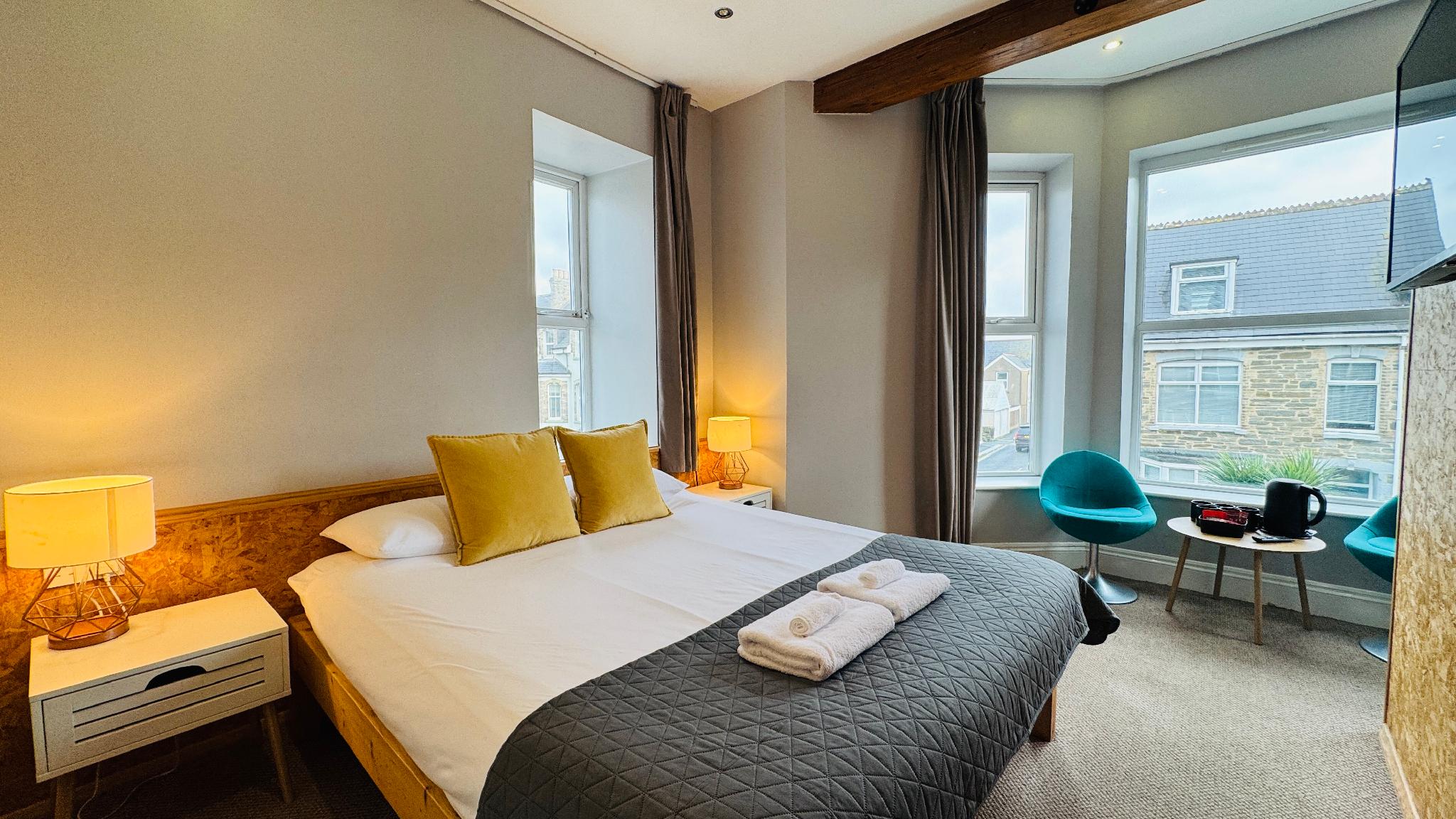 Superior, Quadruple, 1 Double and 3 Single Beds