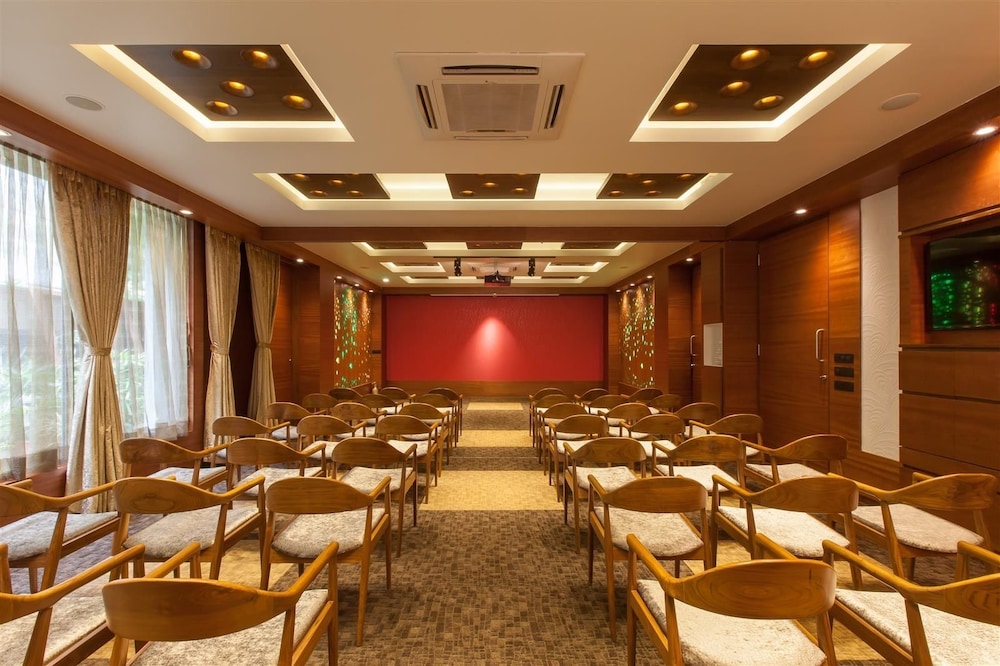 Hotel Cosmopolitan Ahmedabad 54/62