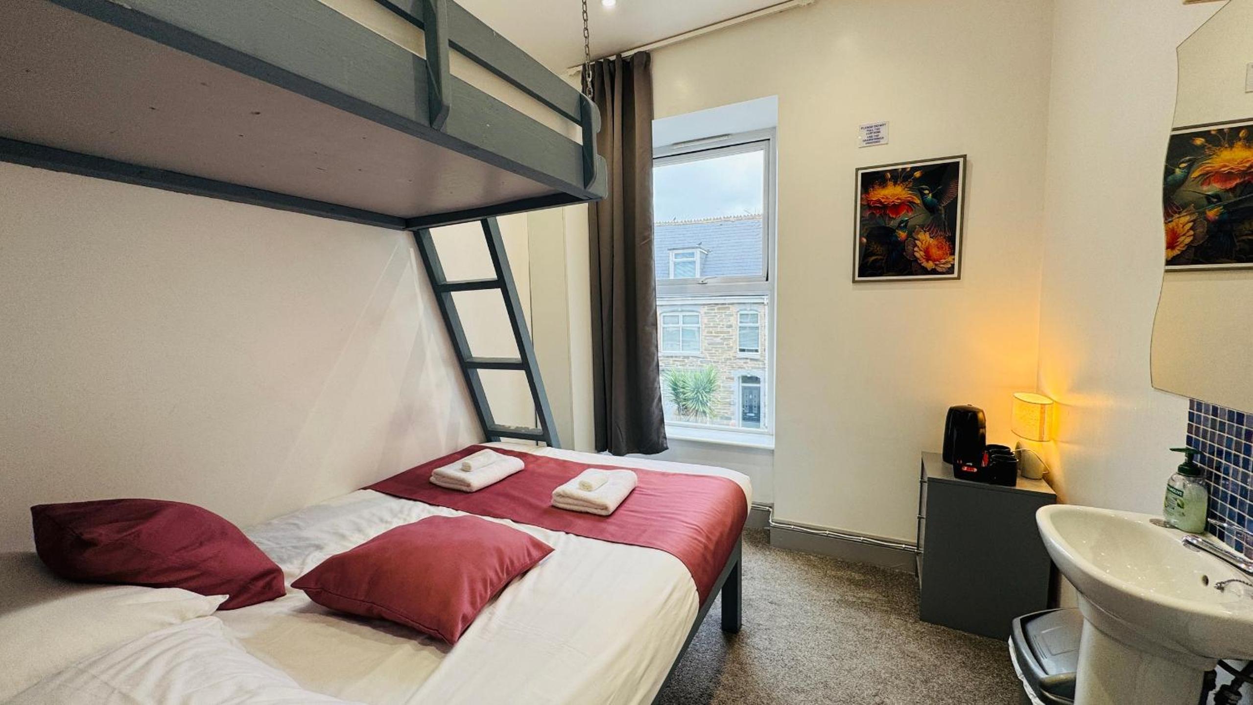Budget, Twin Beds, Shared Bathroom