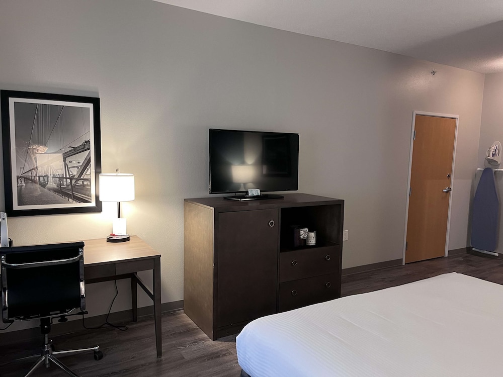 غرفة قياسية بسرير كينج، SureStay Plus Hotel by Best Western Highland Poughkeepsie 2/3
