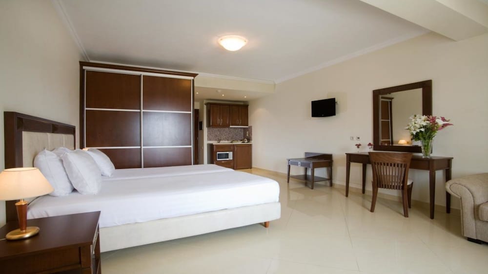 Royal Nidri Hotel & Apartments 8/15