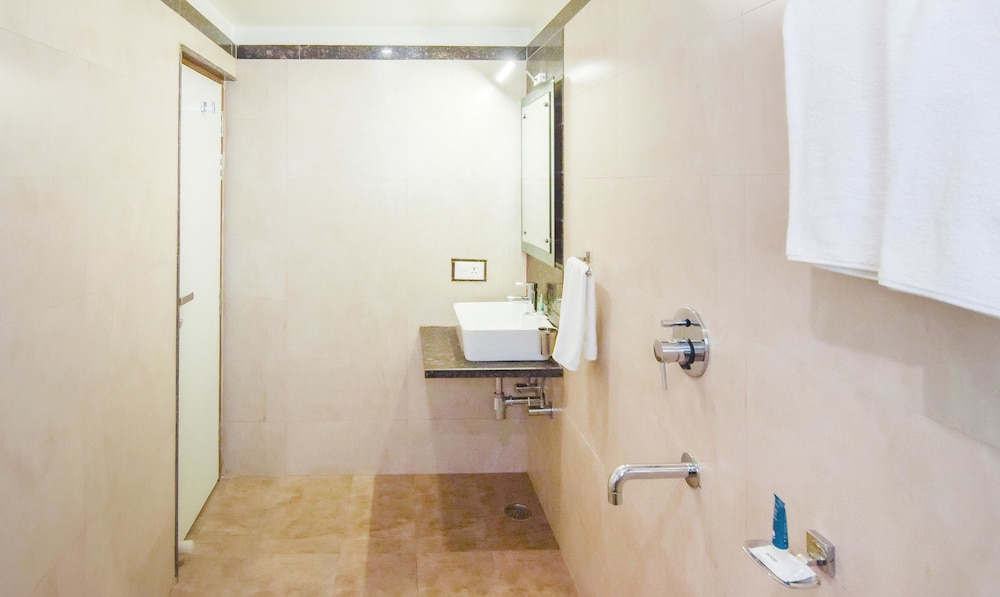 Hotel Saffron 50/50
