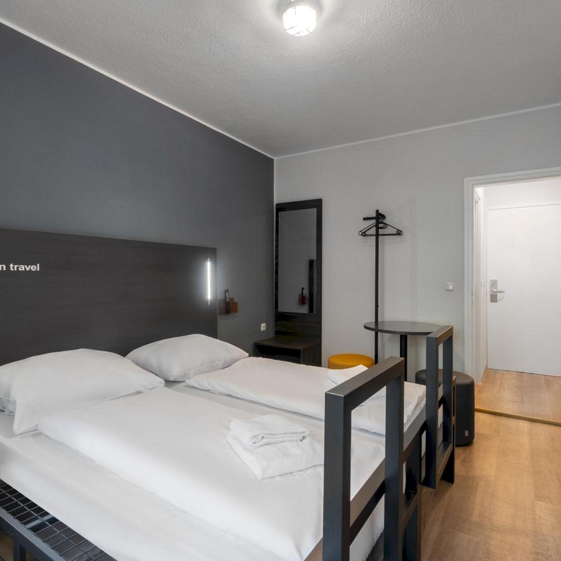 ROOM, SINGLE, TWIN BEDS