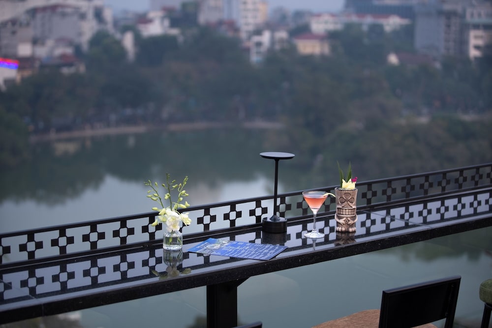 Le Premier Hotel & Rooftop Bar 43/50
