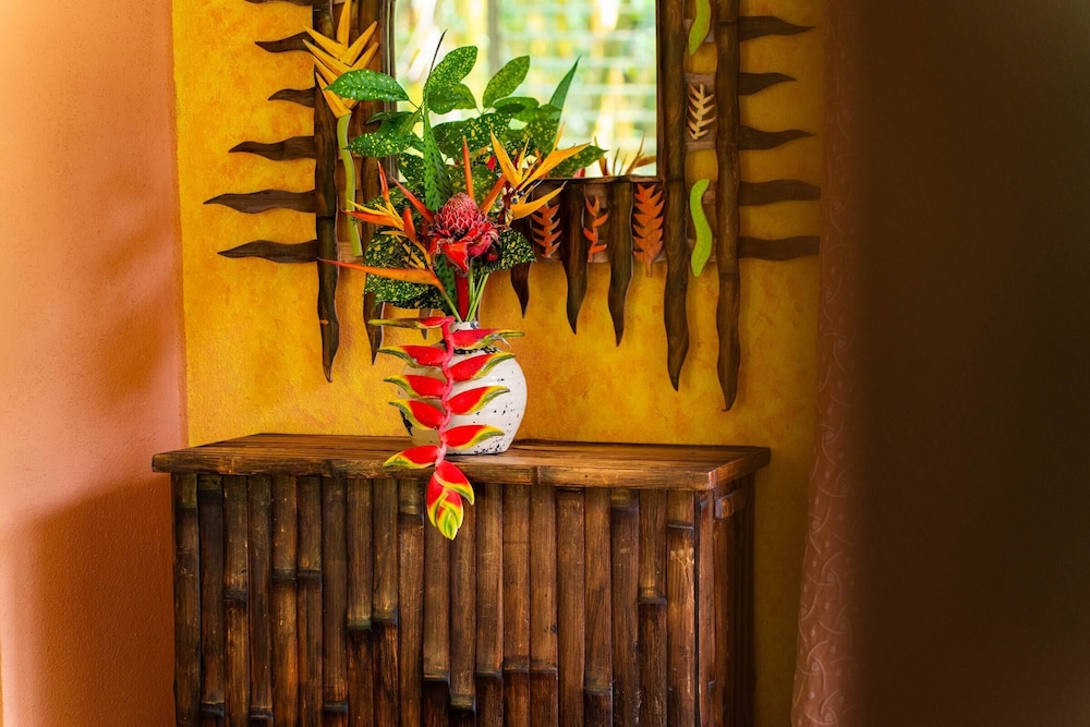 Heliconia Island 36/74