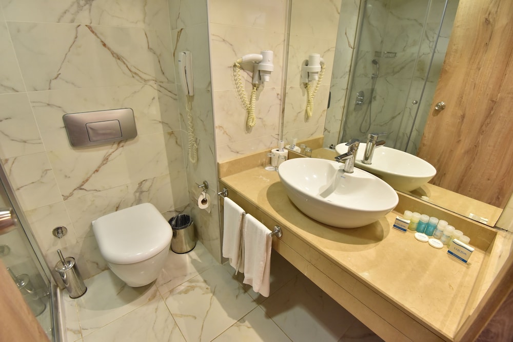 Lucida Beach Hotel 35/37