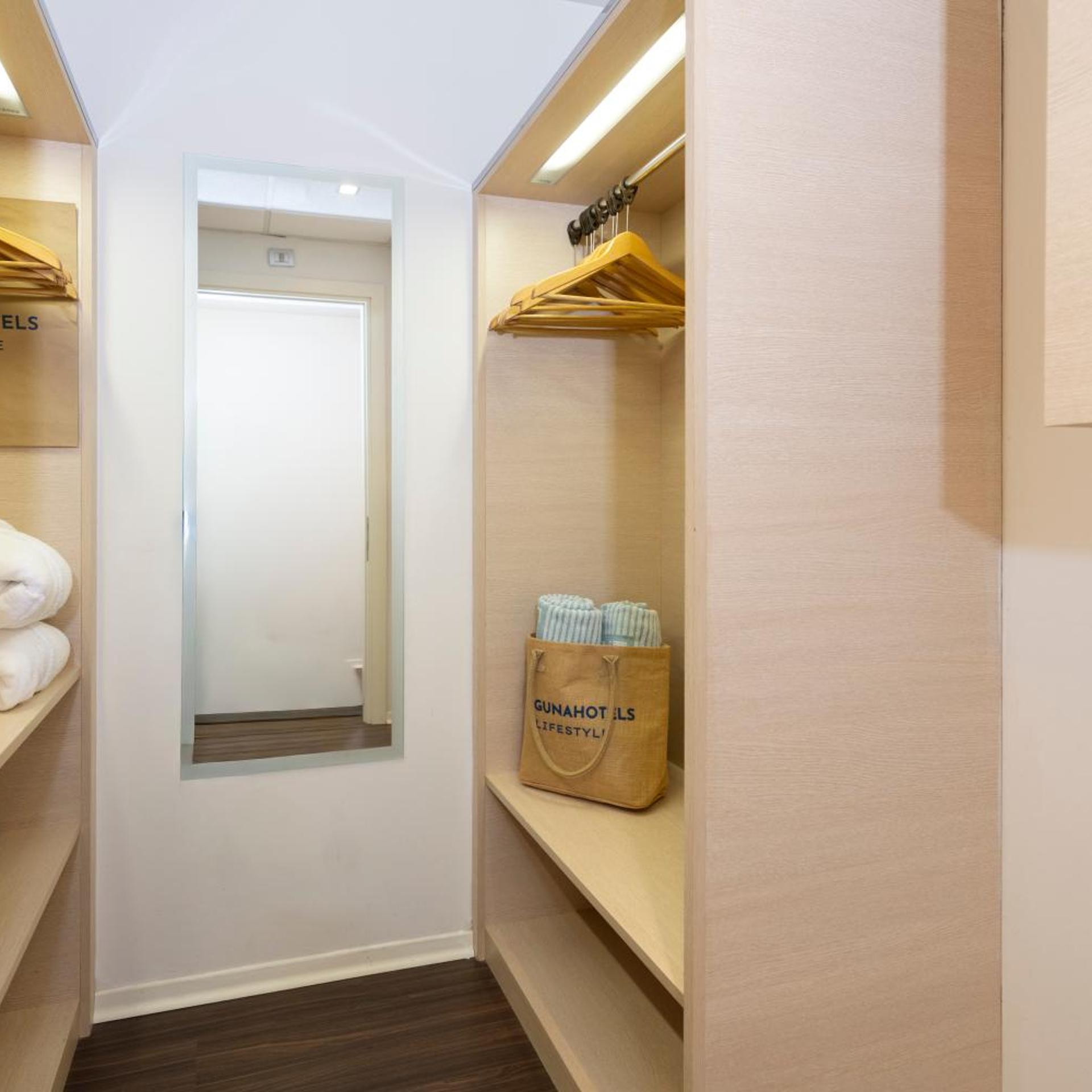 Superior, Double Bed, Lateral Side Sea View، LAGUNA PALACE HOTEL 9/9