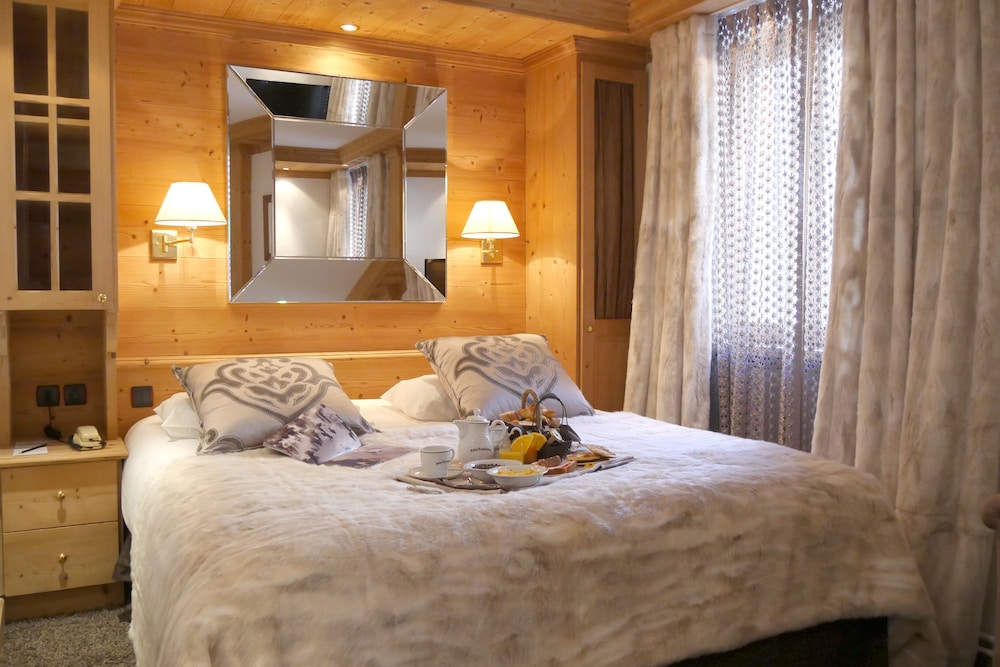 غرفة قياسية بسريرين منفصلين بحوض استحمام، Hôtel Tsanteleina 5/10