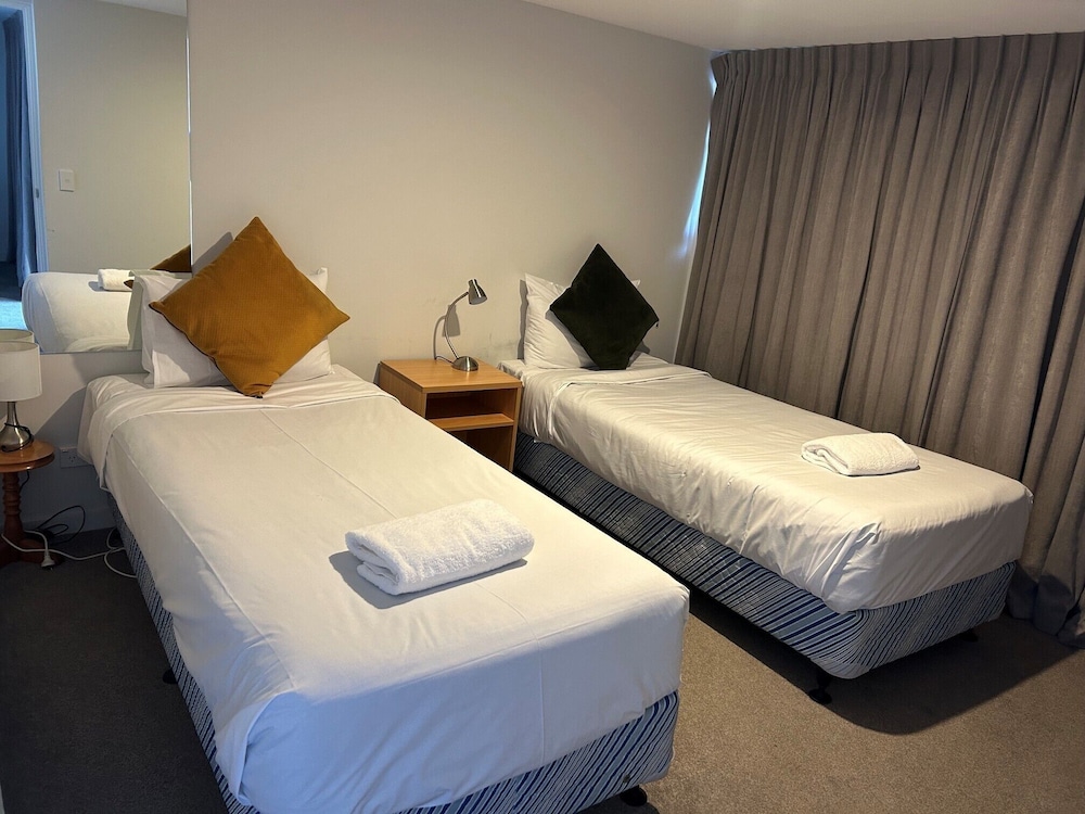 Lakefront Apartments and Lodges 14/49