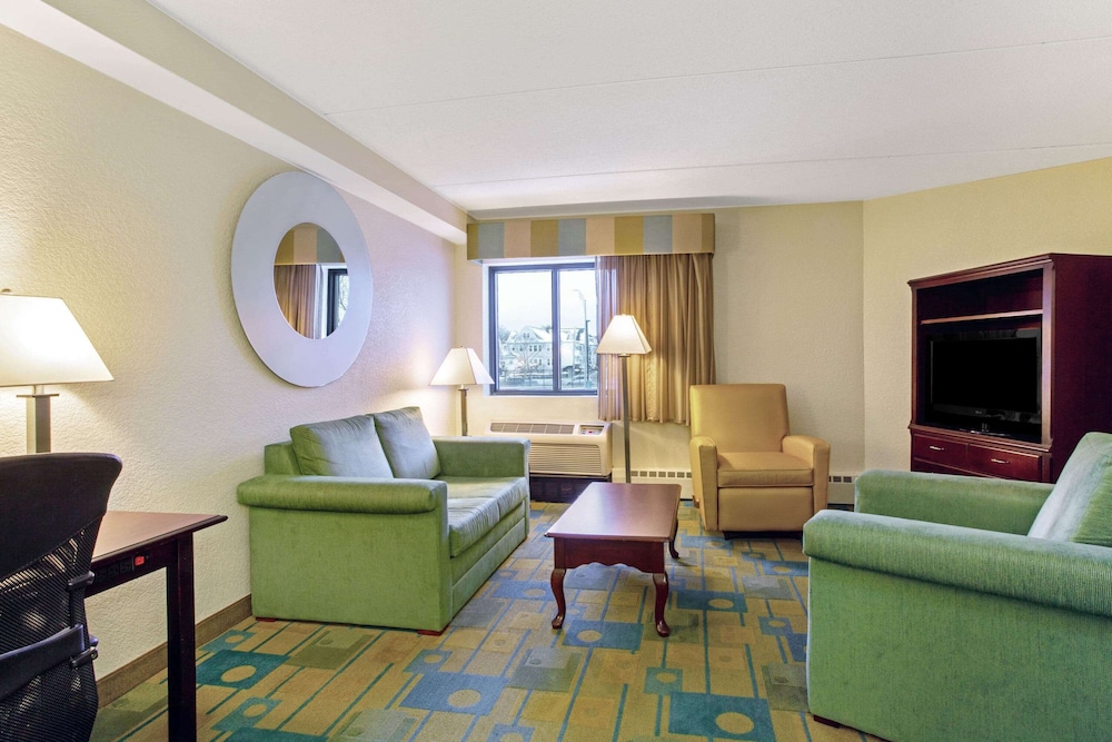La Quinta Inn & Suites by Wyndham Boston Somerville 35/52