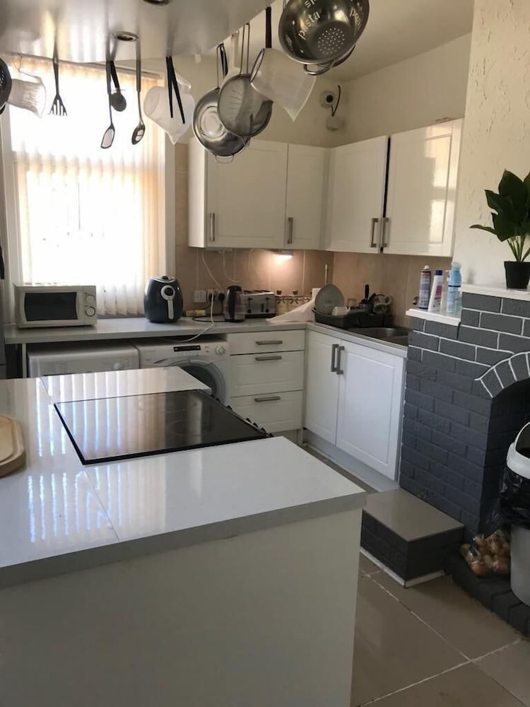 Woodville Lodge Leeds Free Parking Direct Bus to City Centre 28/45