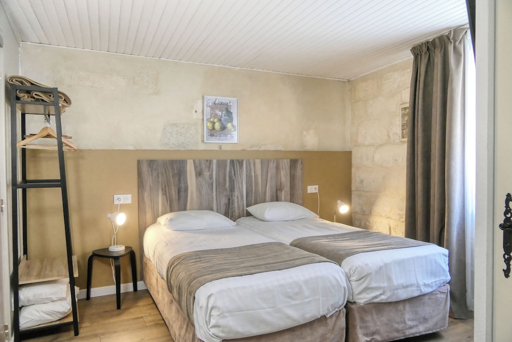 ROOM, TWIN BEDS