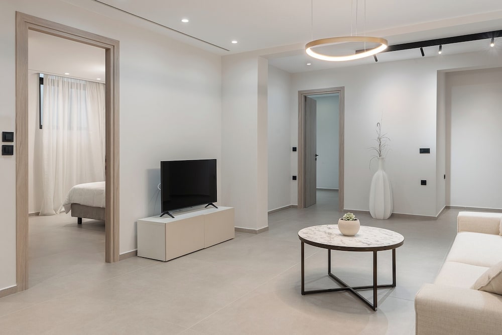Kymothoe Elite Suites 78/97