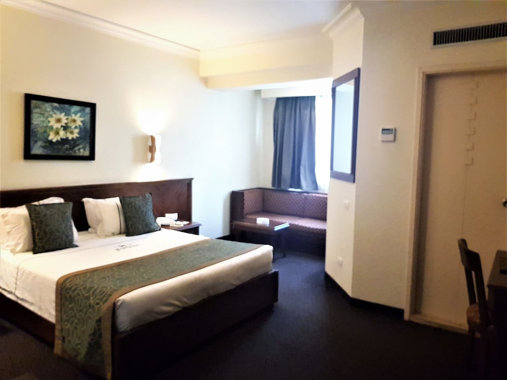Madisson Hotel 18/60