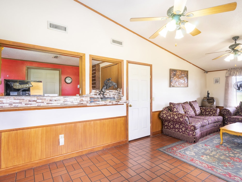 Lobby at OYO Hotel Daleville AL Hwy 84, DALEVILLE - AL