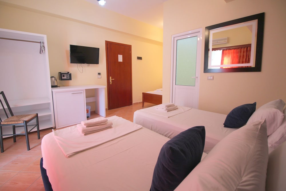 ROOM, TRIPLE, BALCONY