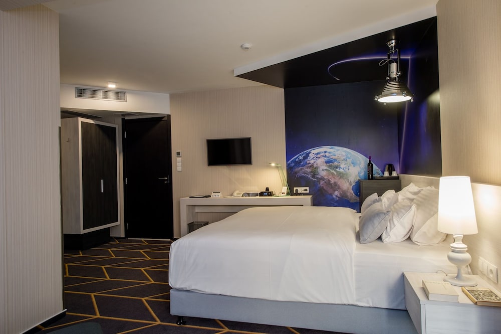 Science Hotel 16/37