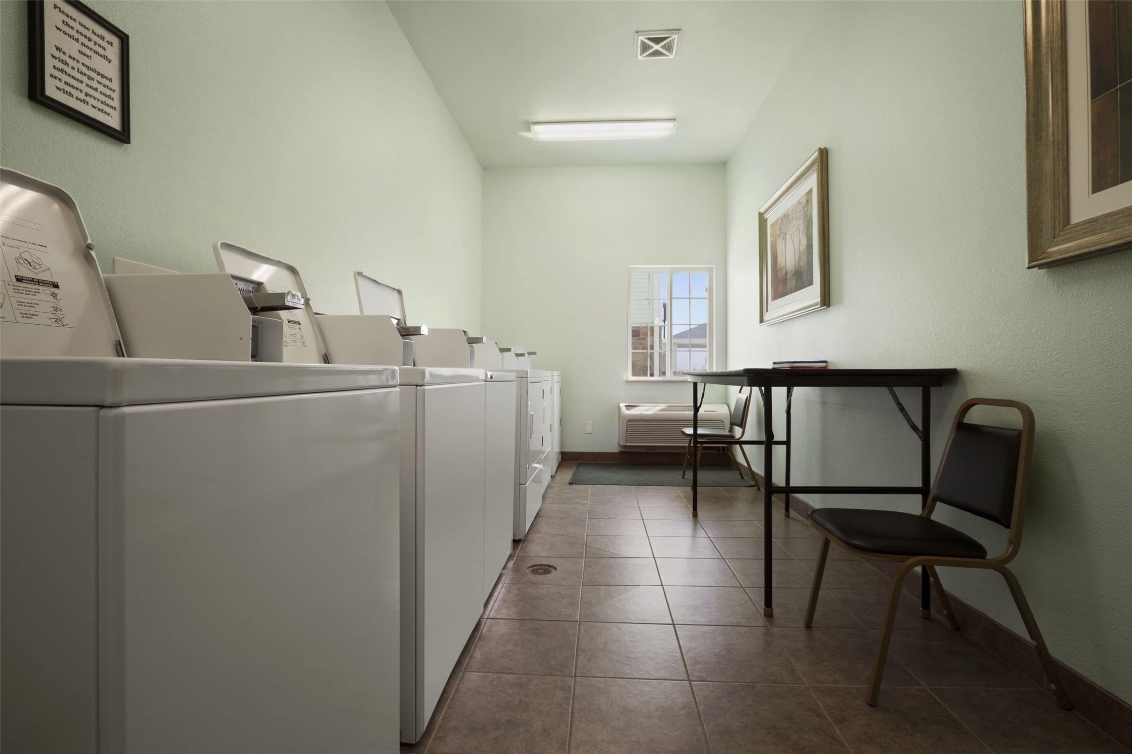 Days Inn & Suites by Wyndham Columbus NE 13/20