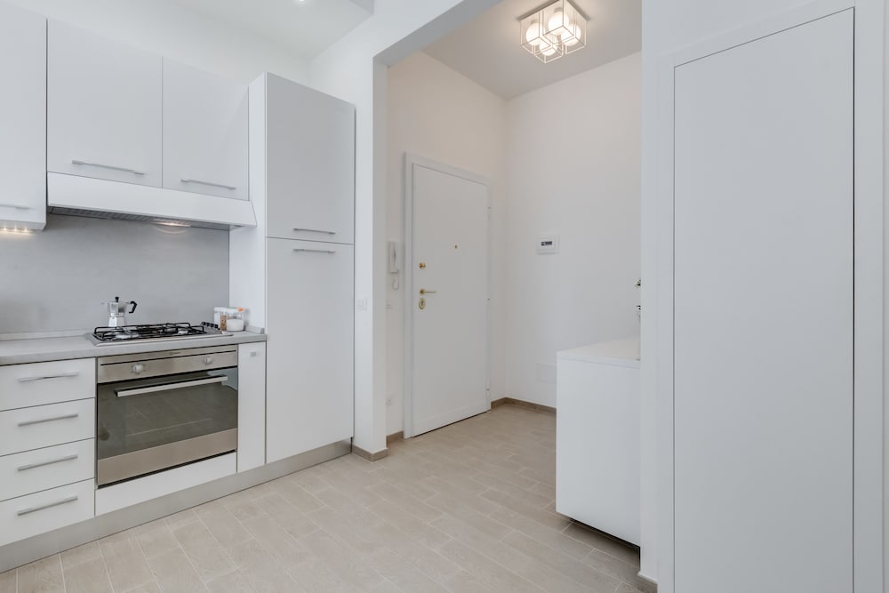 Trastevere White Apartment 3/17
