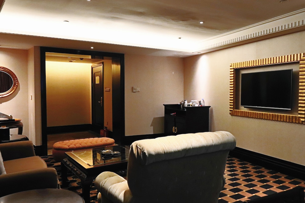 ROYAL MEDITERRANEAN HOTEL 46/47