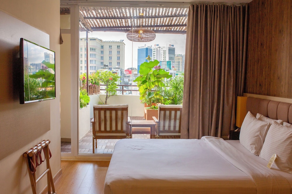 SIGNATURE, QUEEN BED, CITY VIEW