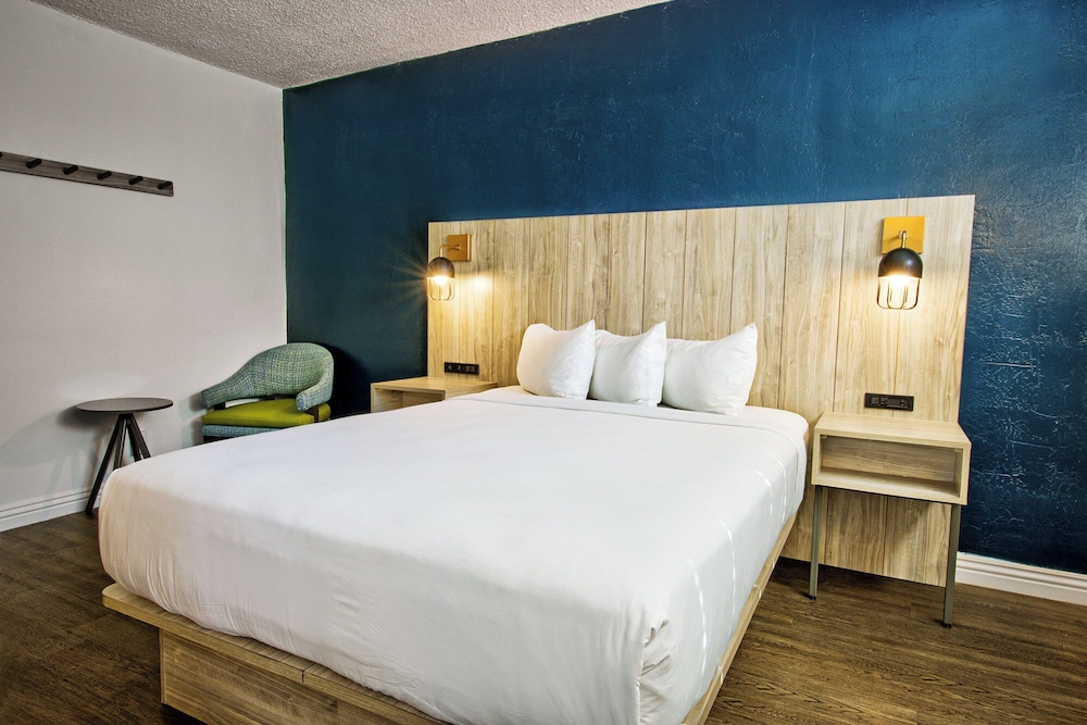WYLDE, QUEEN BED