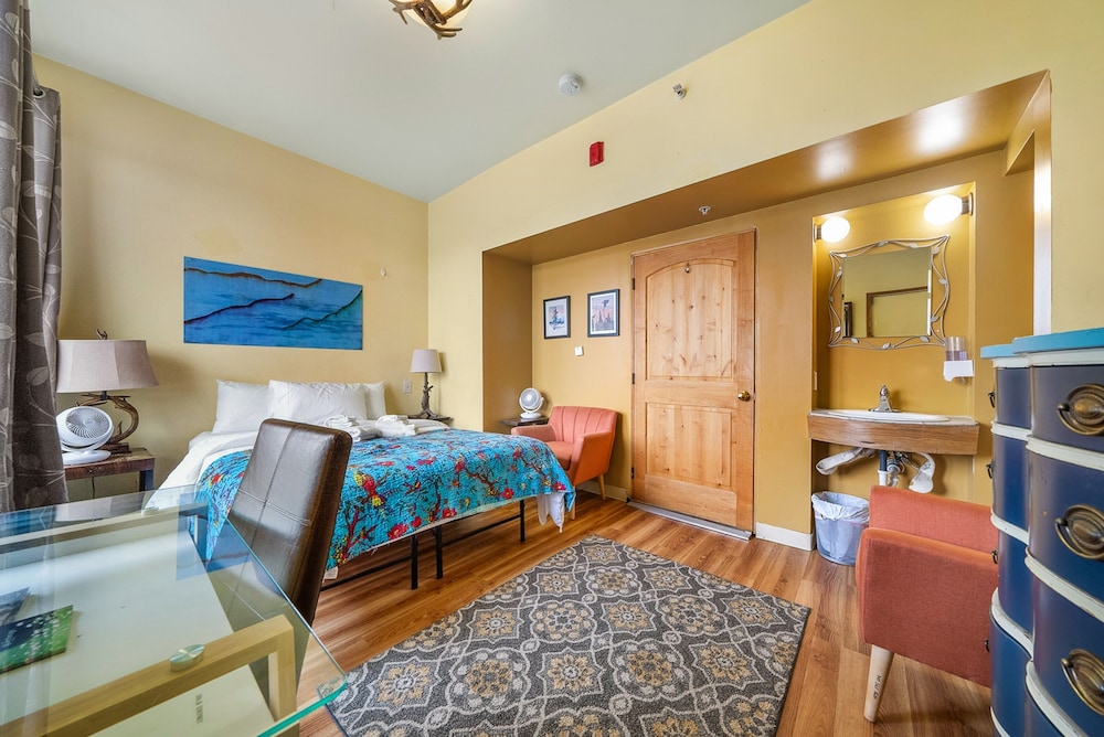 Qupqugiaq Inn 21/61