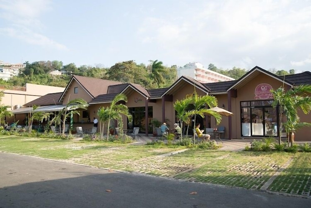 Donway, A Jamaican Style Village 4/44