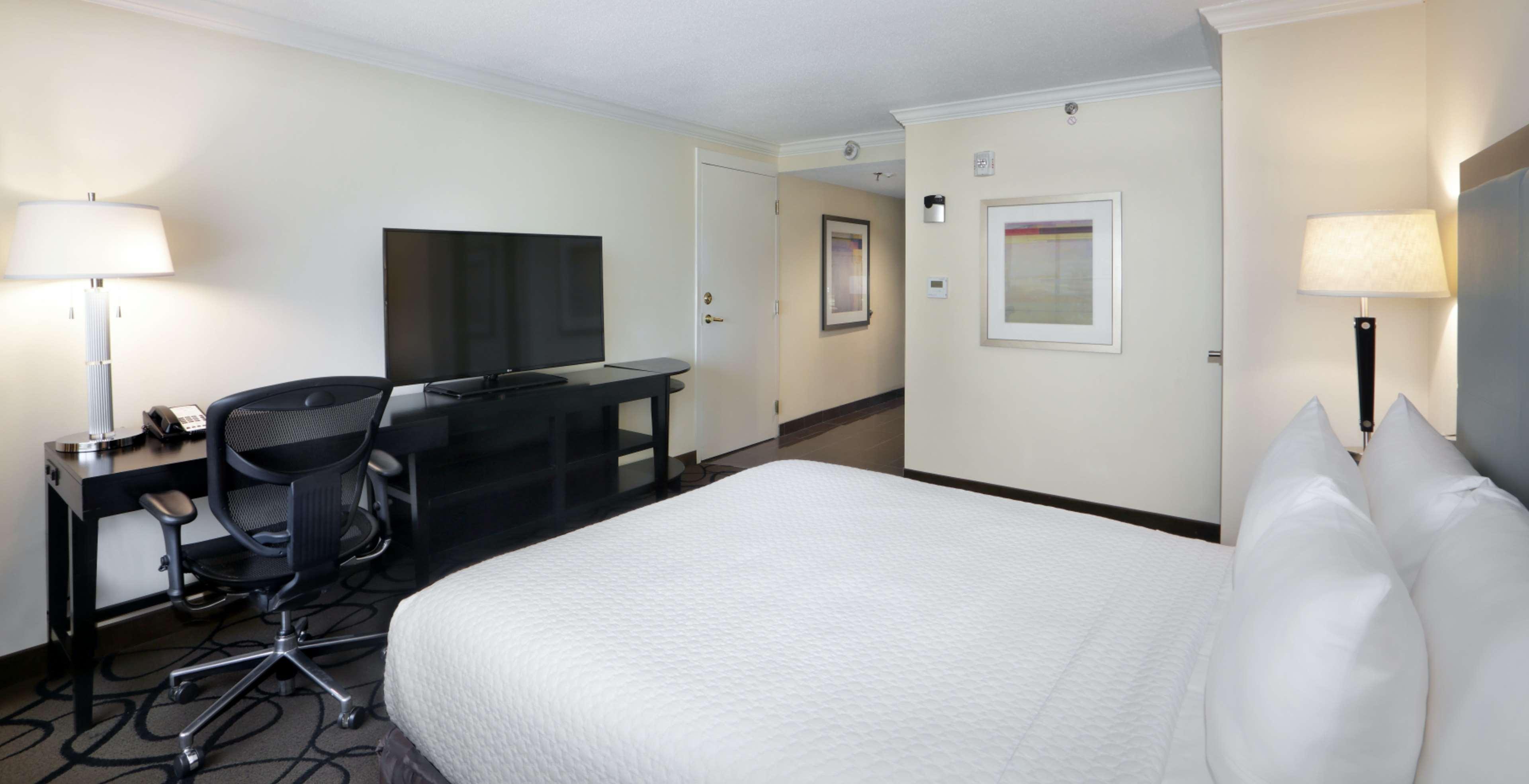 غرفة بسرير مزدوج لذوي الإعاقة، The Verve Hotel Boston Natick, Tapestry Collection by Hilton 2/3