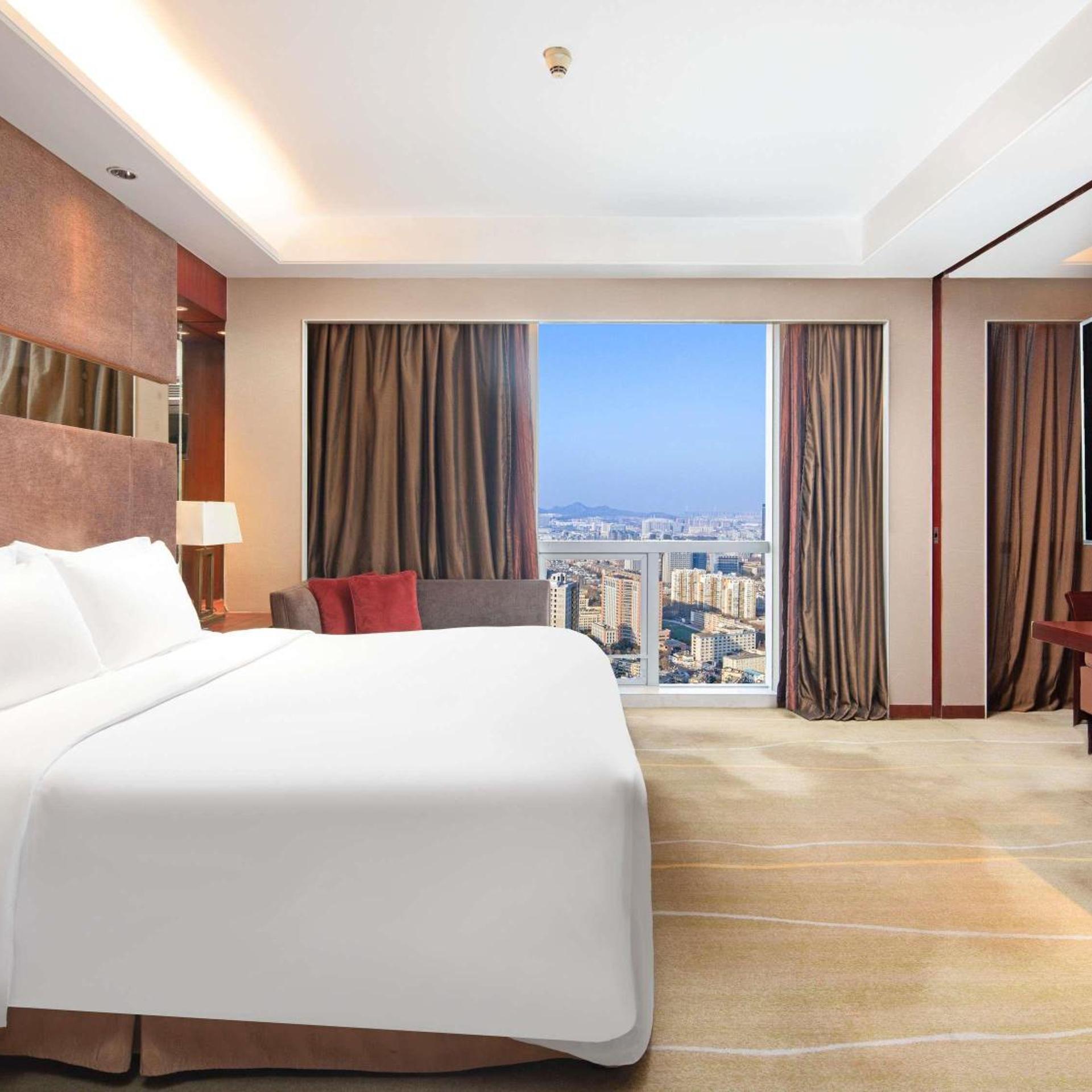 SUITE, QUEEN BED, CITY VIEW