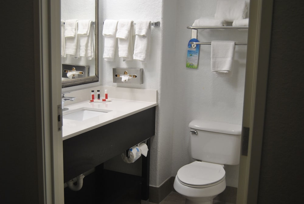 Days Inn & Suites by Wyndham San Antonio near Frost Bank Ctr 36/42