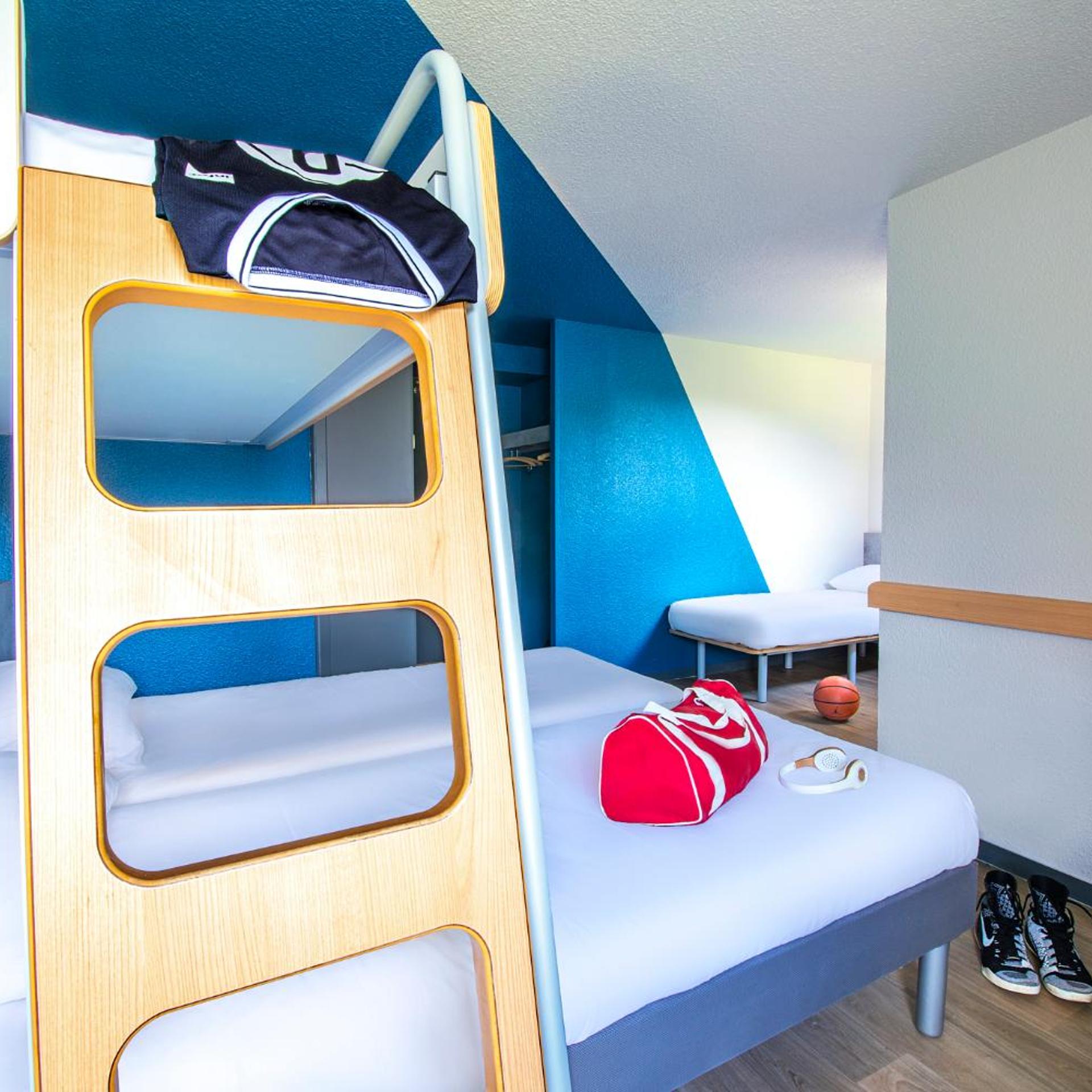 Room, Quadruple