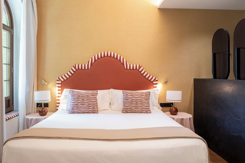 GRAND, DELUXE, KING BED