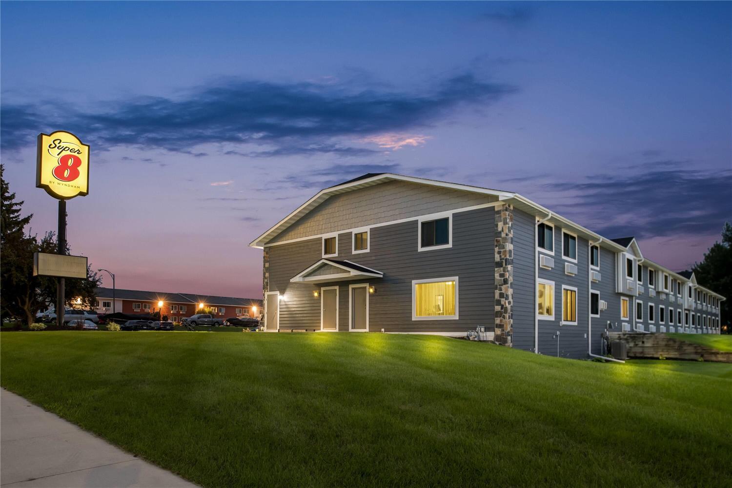 Super 8 By Wyndham Alexandria Mn 12/13