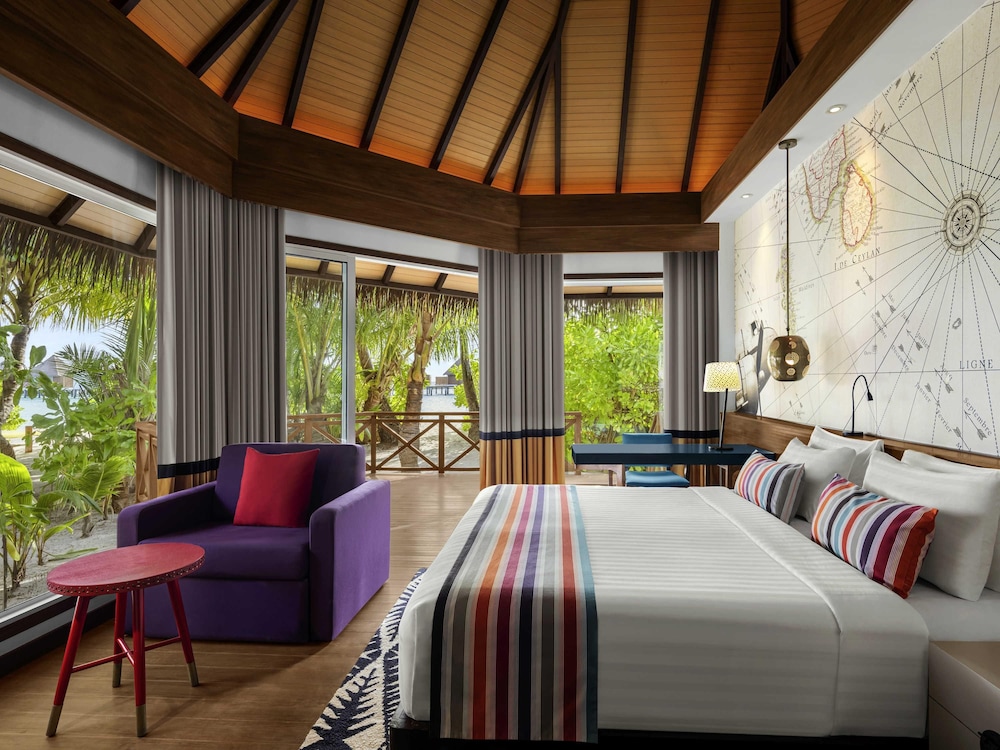 Mercure Maldives Kooddoo Resort 24/73