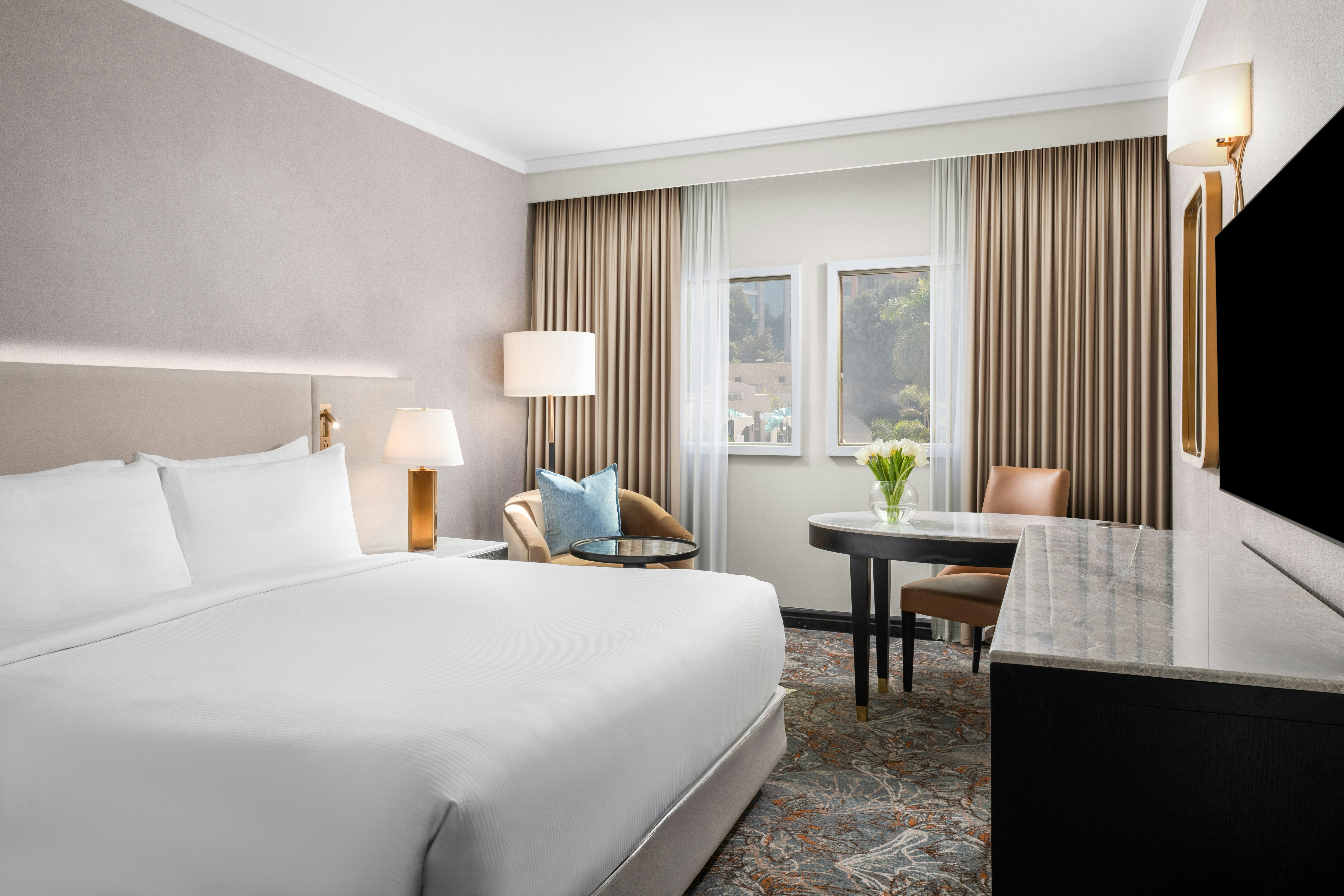 DELUXE, KING BED