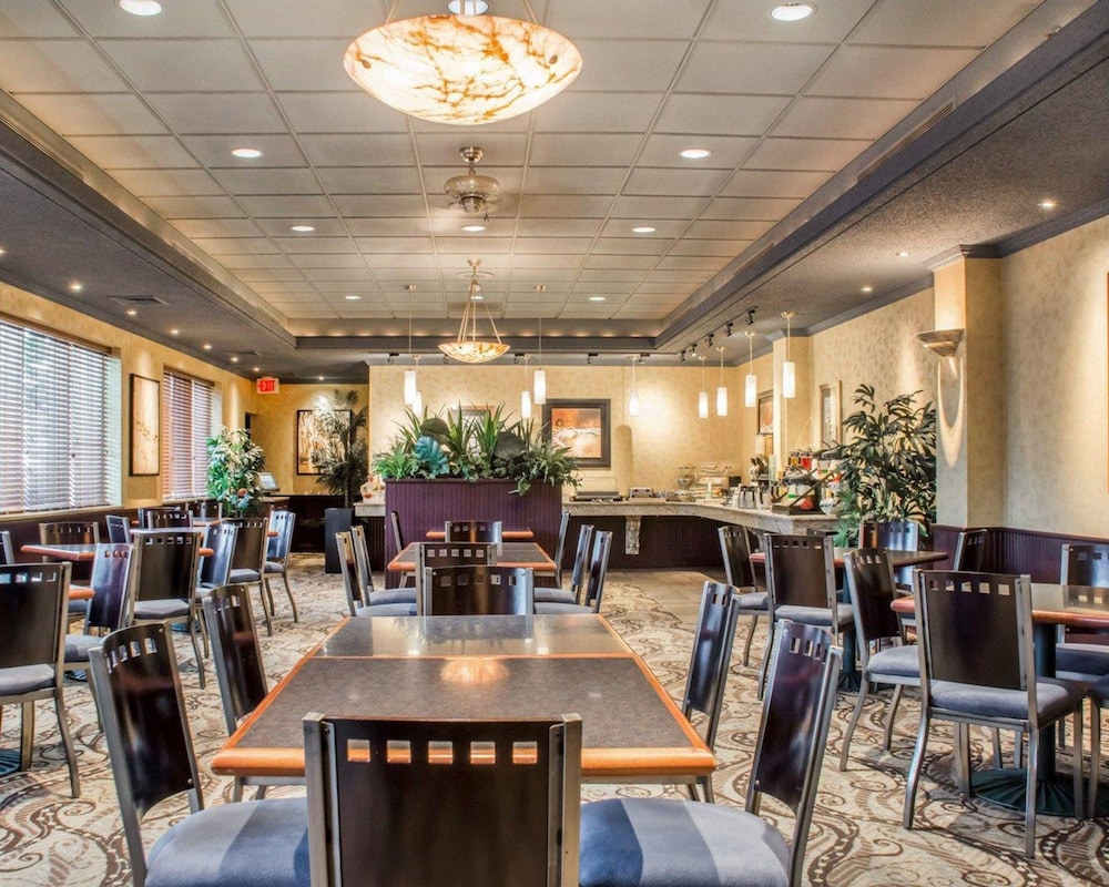 Clarion Hotel & Suites Riverfront Oswego 28/35