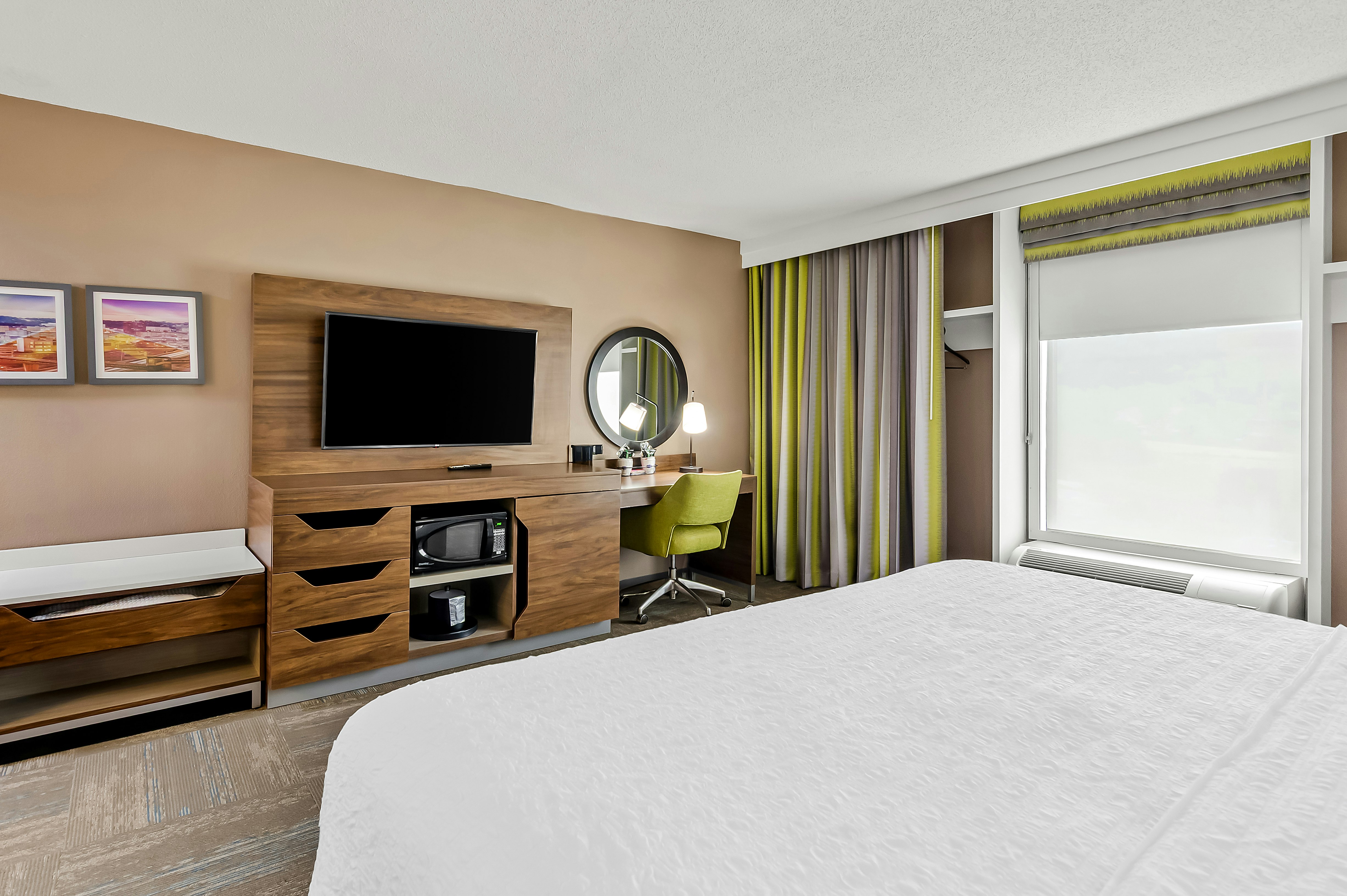 Room, King Bed, Chaise Lounge، Hampton Inn Princeton, WV 2/4