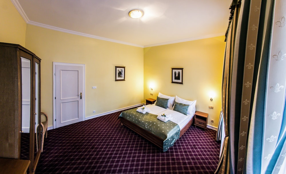 Family Suite, 2 King Beds, Castle View