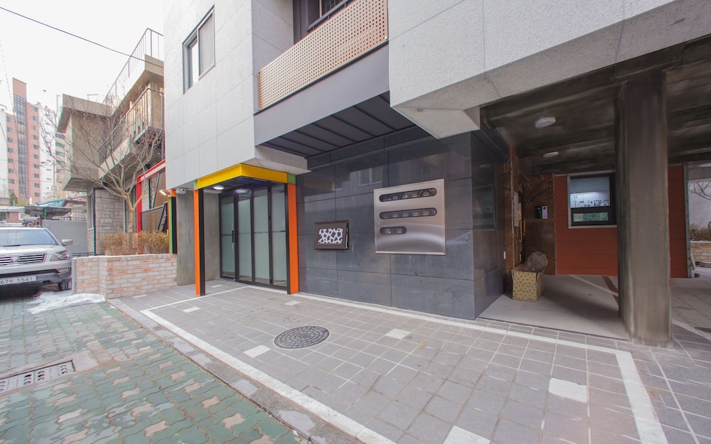 KW Hongdae Line Hostel 32/40