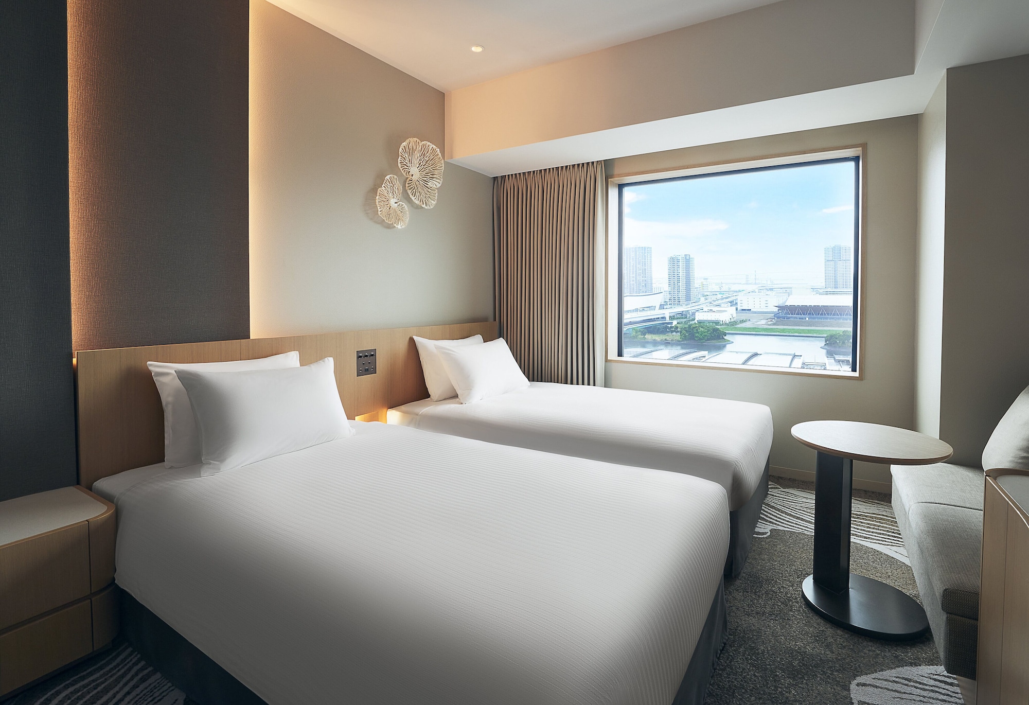 PLUS, MODERATE, TWIN BEDS, HIGH FLOOR