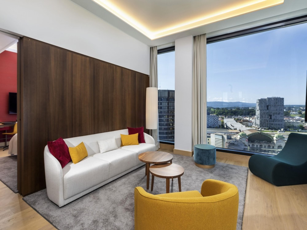 SUITE, KING BED, HIGH FLOOR