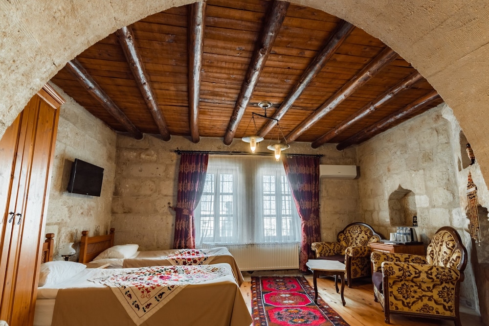 Amber Cave Suites 56/76