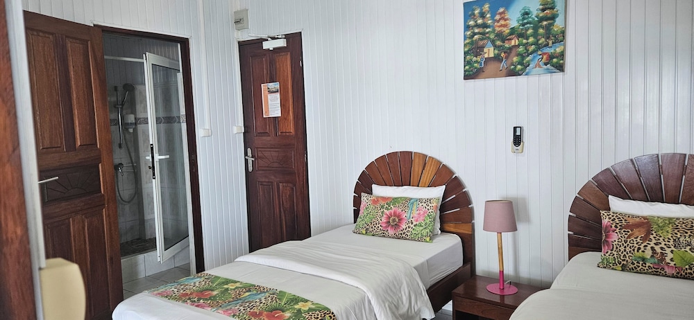 غرفة قياسية رباعية بسرير كوين وسريرين منفصلين