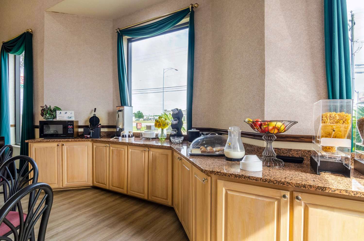 Econo Lodge Inn & Suites Gulfport Airport 18/22