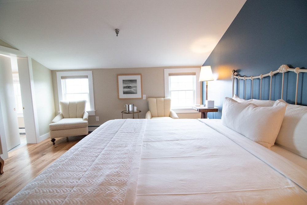 Residential, Queen Bed