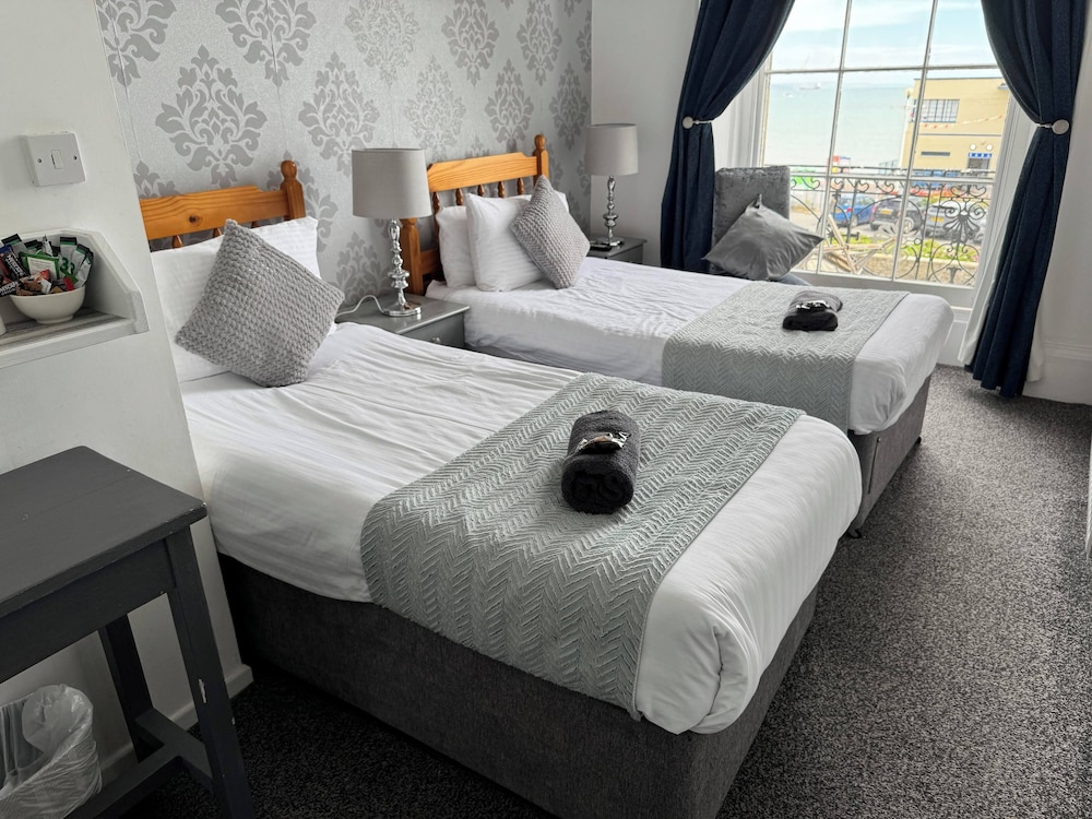 Silver, Twin Beds, Sea View