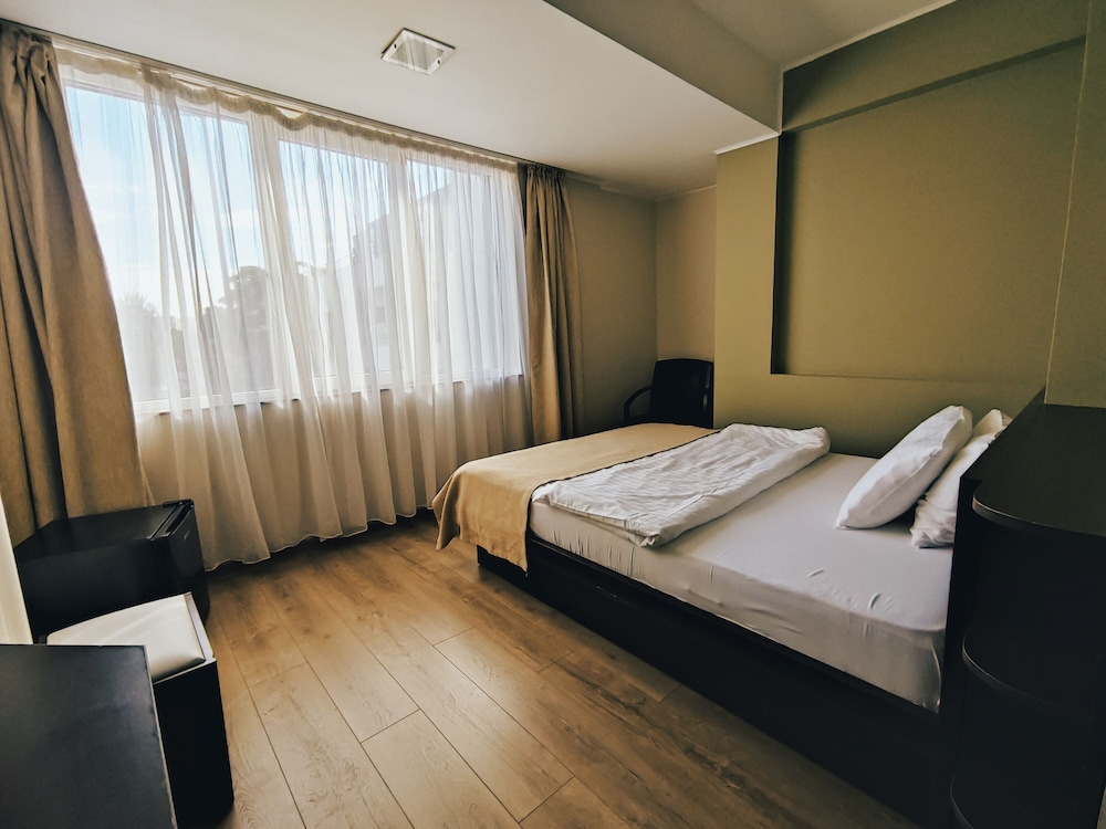 Hotel Graffiti 10/55