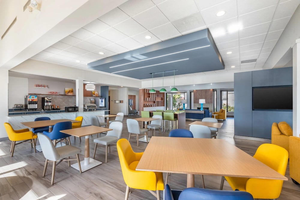 Comfort Inn and Suites Arlington Heights Wilke Rd 50/69
